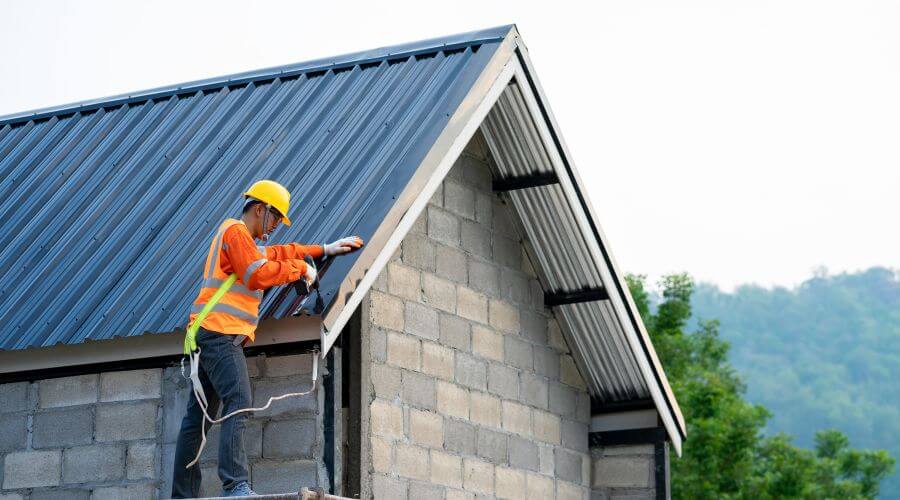 Professional gutter cleaning in Leonard, MO